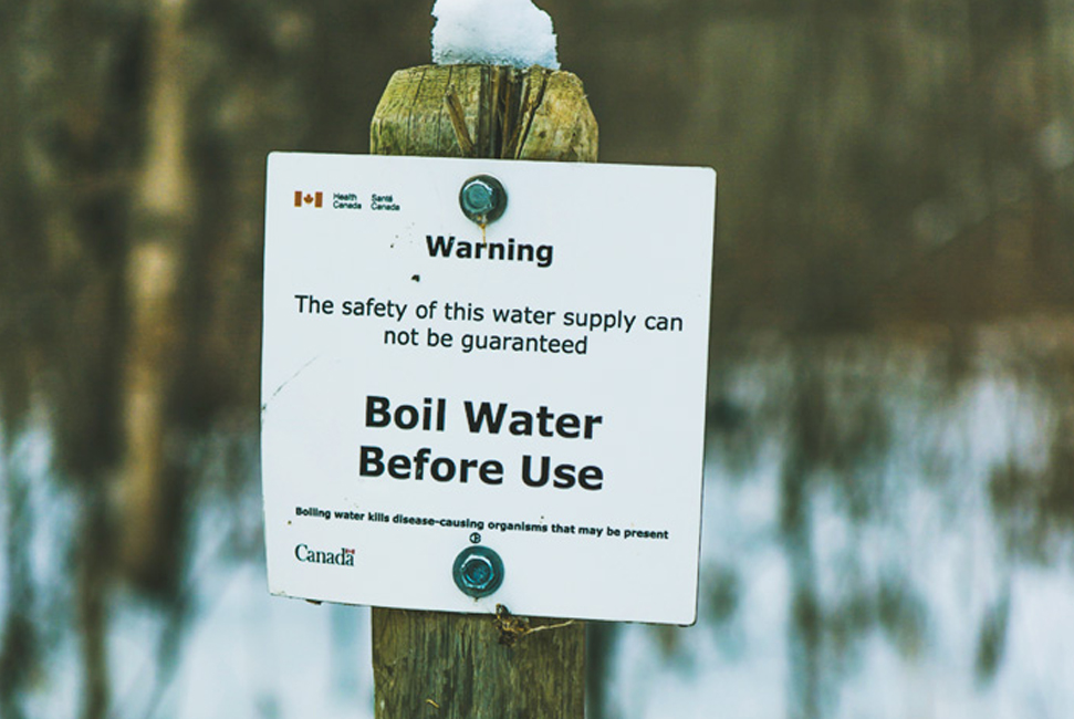 Warning sign posted by the government of Canada saying that the water must be boiled before use.